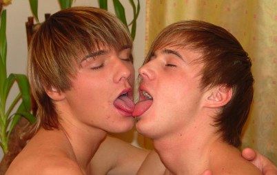 Two twinks french kissing