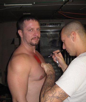 Beefy porn star Vinnie D\'Angleo being airbrushed