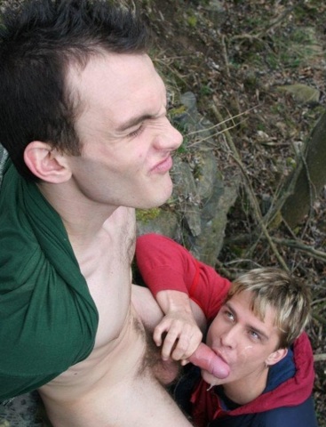 Veno Gould makes a funny face as he cums on a bottom\'s face