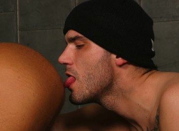 Newcomer Quentin Clay tongues smooth bubble butt
