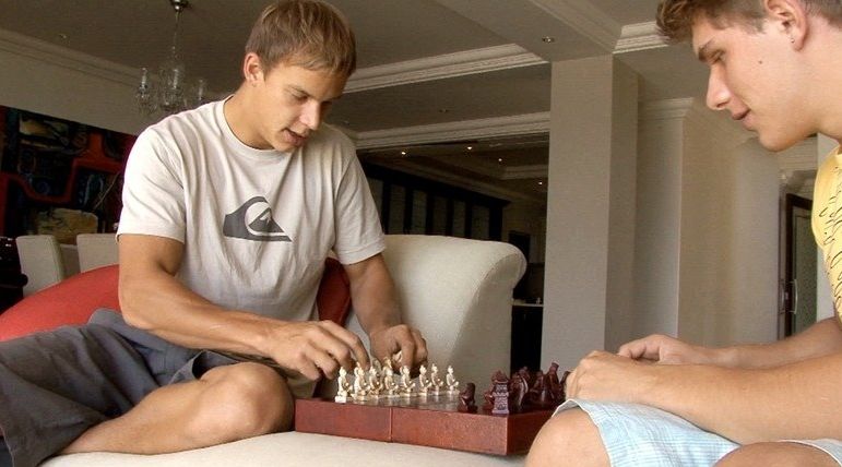 Roger and Luke play chess