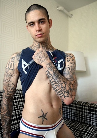 Inked skater shows off his smooth abs