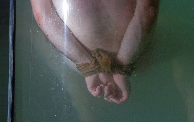 Dante\'s hands tied and underwater