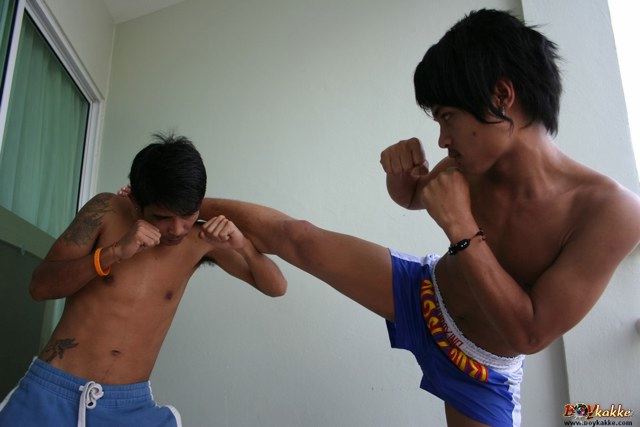 Thai kick boxer kicks his oppoenent in the head