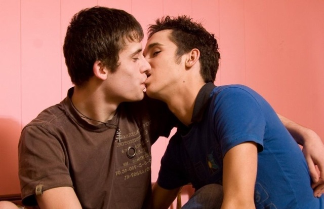 Young twinks makeing out