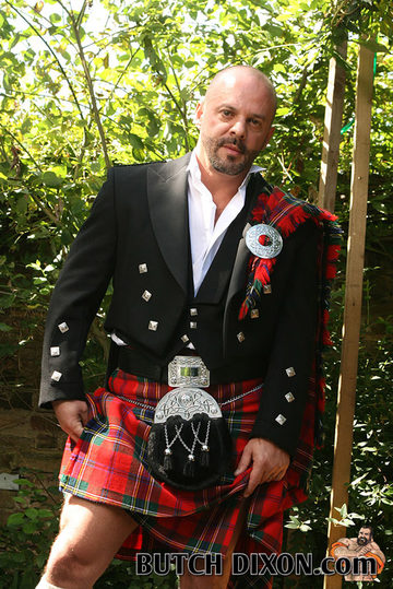 Guy in a kilt lifting it up and showing some leg