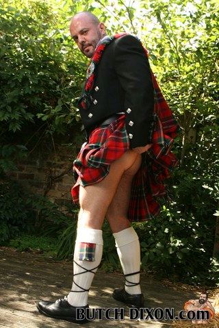 Beefy guy in a kilt showing his butt (no underwear)
