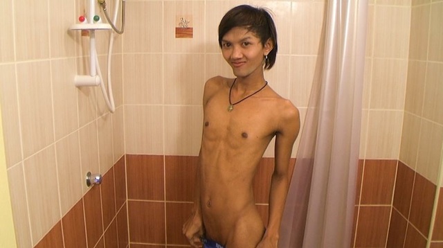 Skinny femboy Lay Yisoporn in the shower