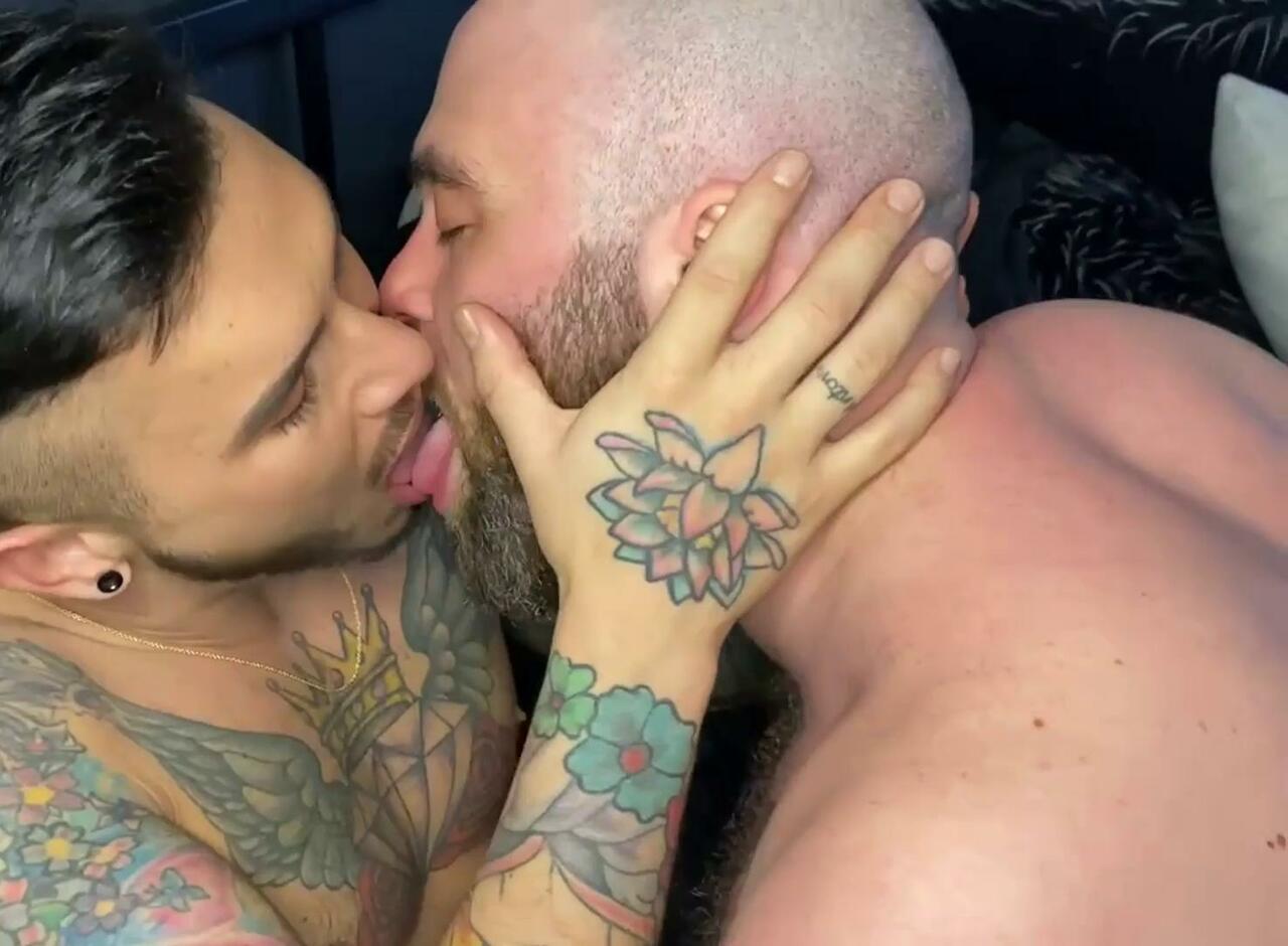 Macho Grant – kissing