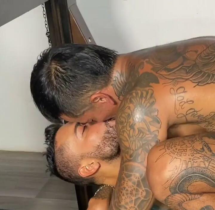 Pepe Yakuna – kissing