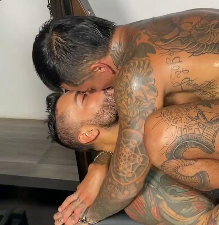 Viktor Rom – kissing