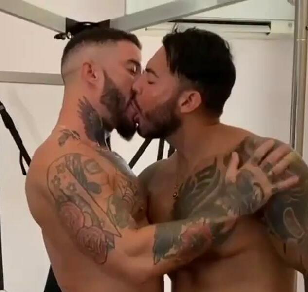Viktor Rom – kissing