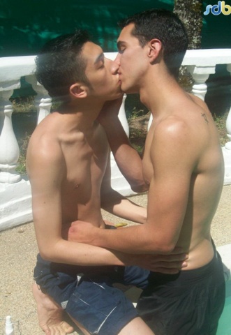 Young hairless twinks kissing
