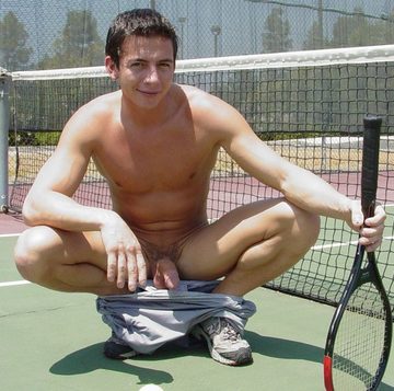 Kody Kenshaw playes tennis naked