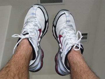 Str8Cam Jeff\'s feet in tennis shoes