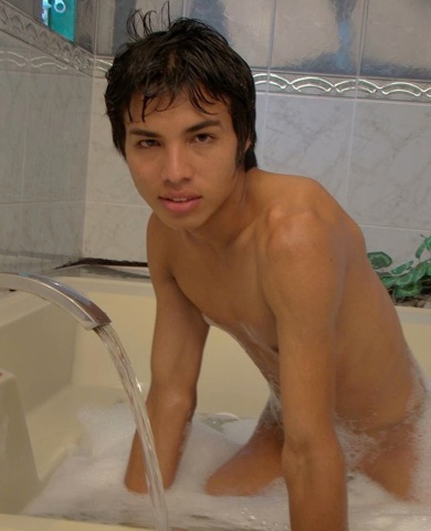 Andres soapy in the bathtub