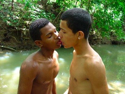 Two cutie teens kissing